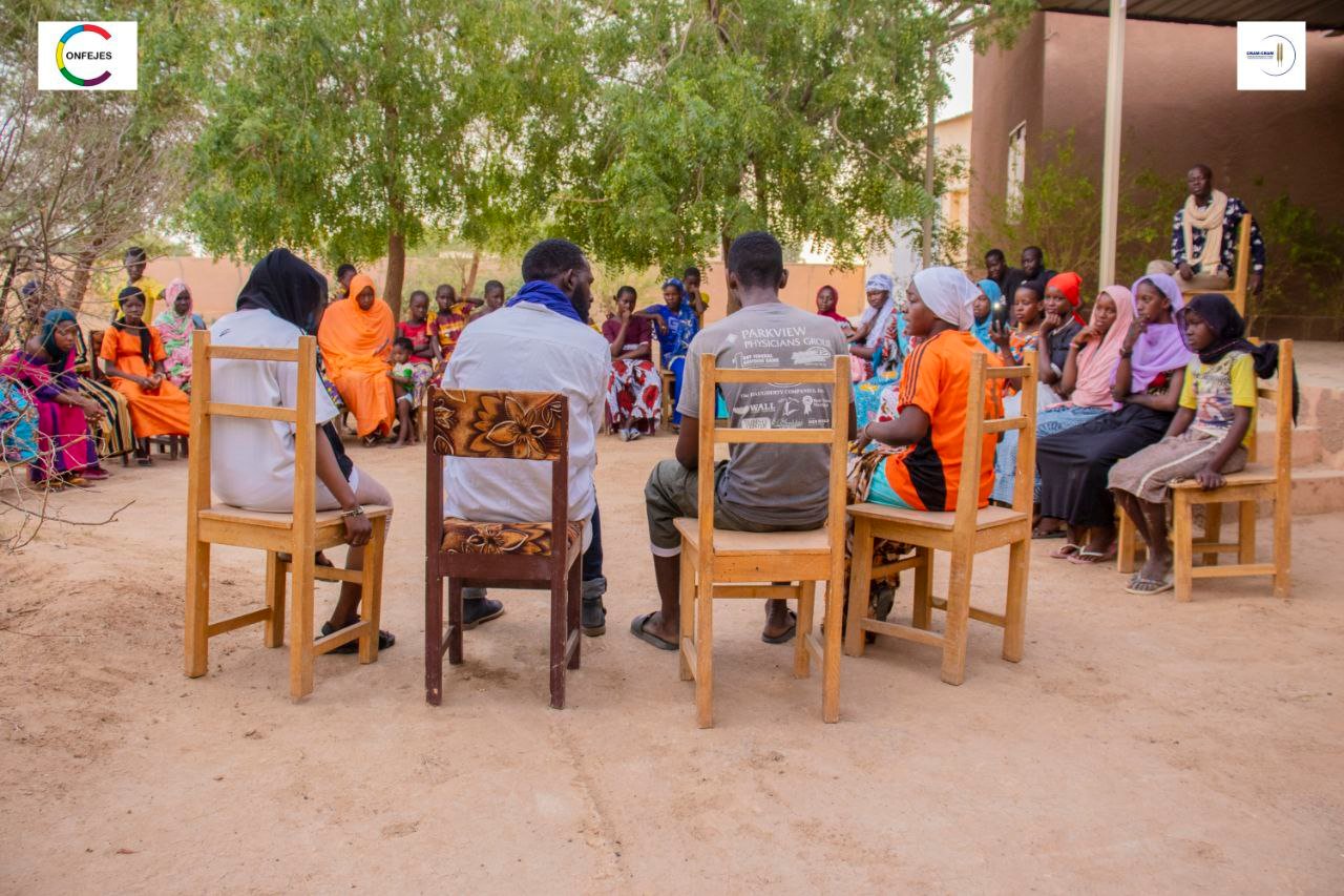 Des participantes et des participants assistent à une table ronde.