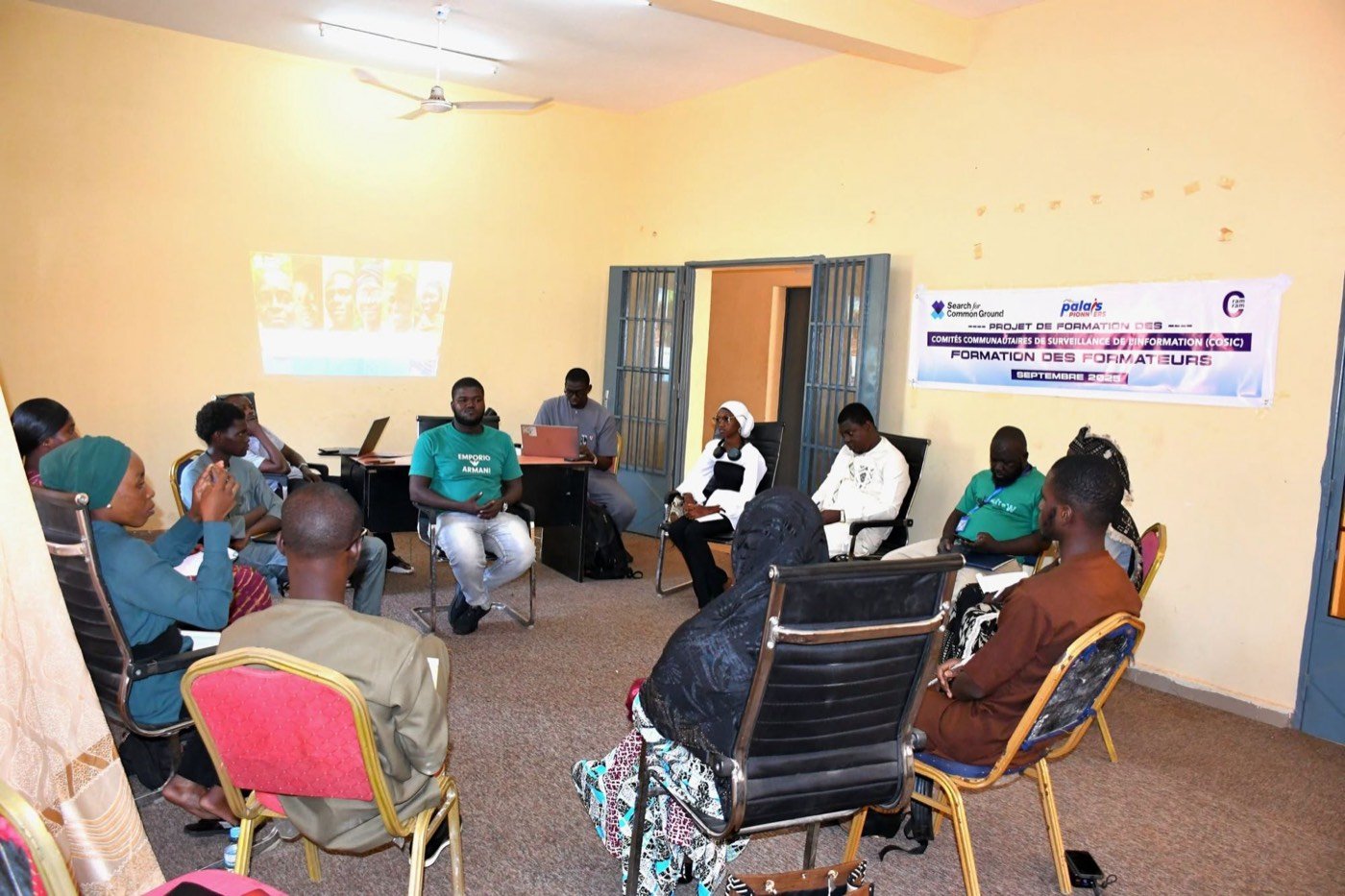 Les participants à la formation des formateurs échangent en cercle.