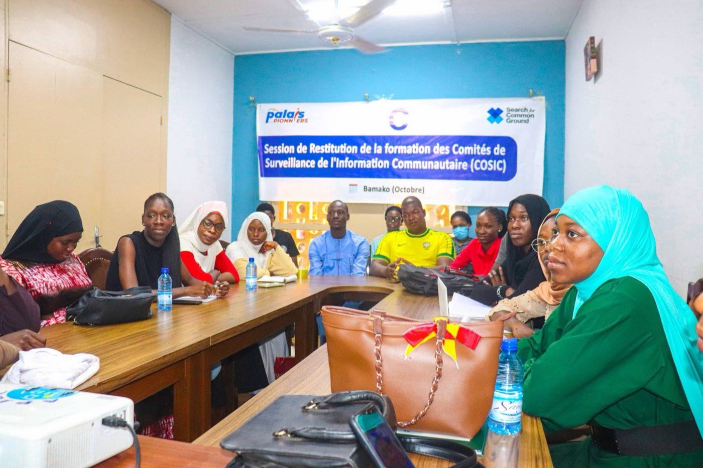 Des participants suivent la session de restitution de Bamako.