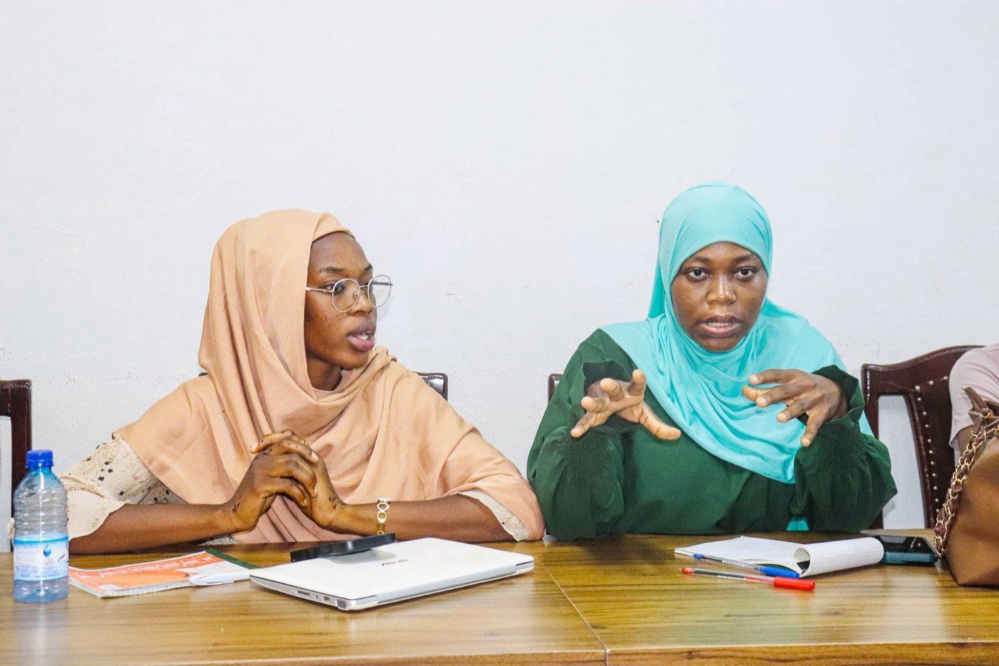 Deux participantes prennent la parole lors de la session de Bamako.