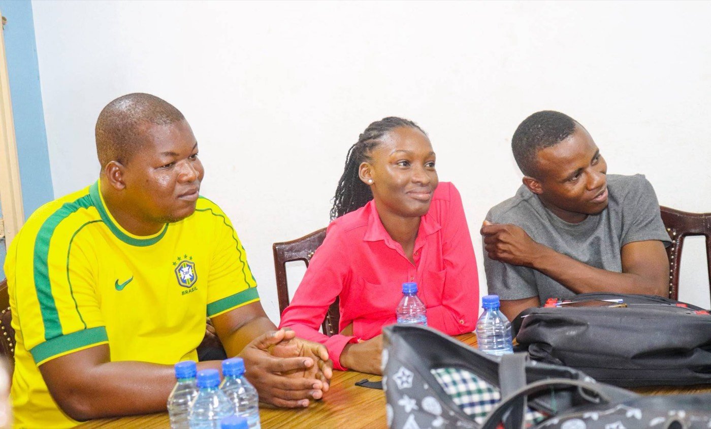 Trois participants écoutent les échanges pendant la session de Bamako.