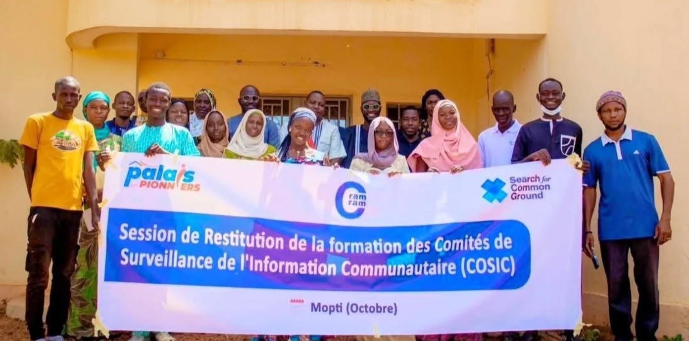 Les membres du COSIC de Mopti posent derrière la banderole de la session de restitution.