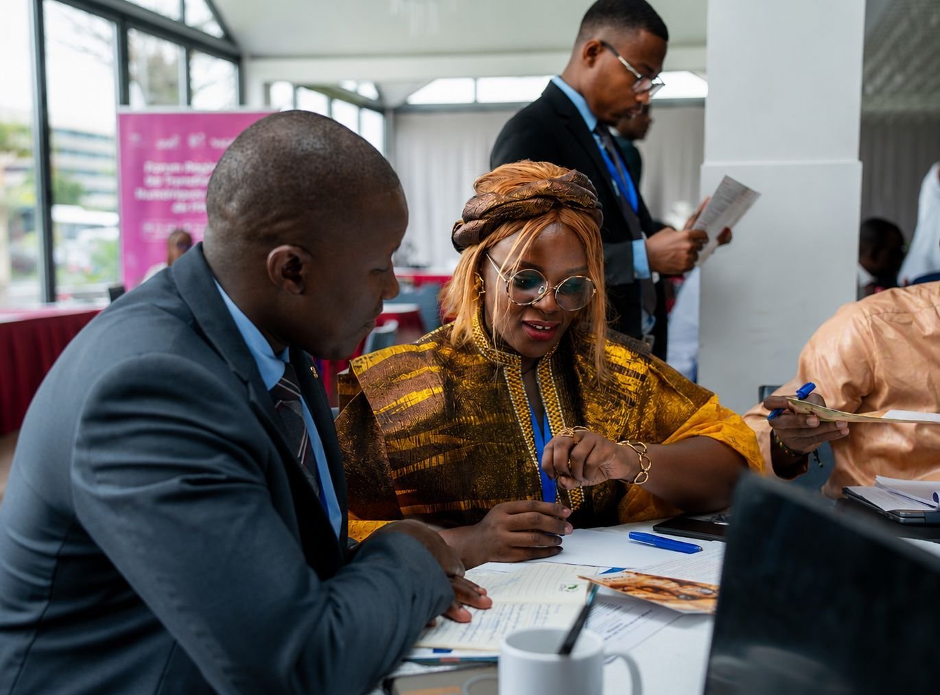 Deux participants échangent sur leurs notes pendant un atelier du Forum.
