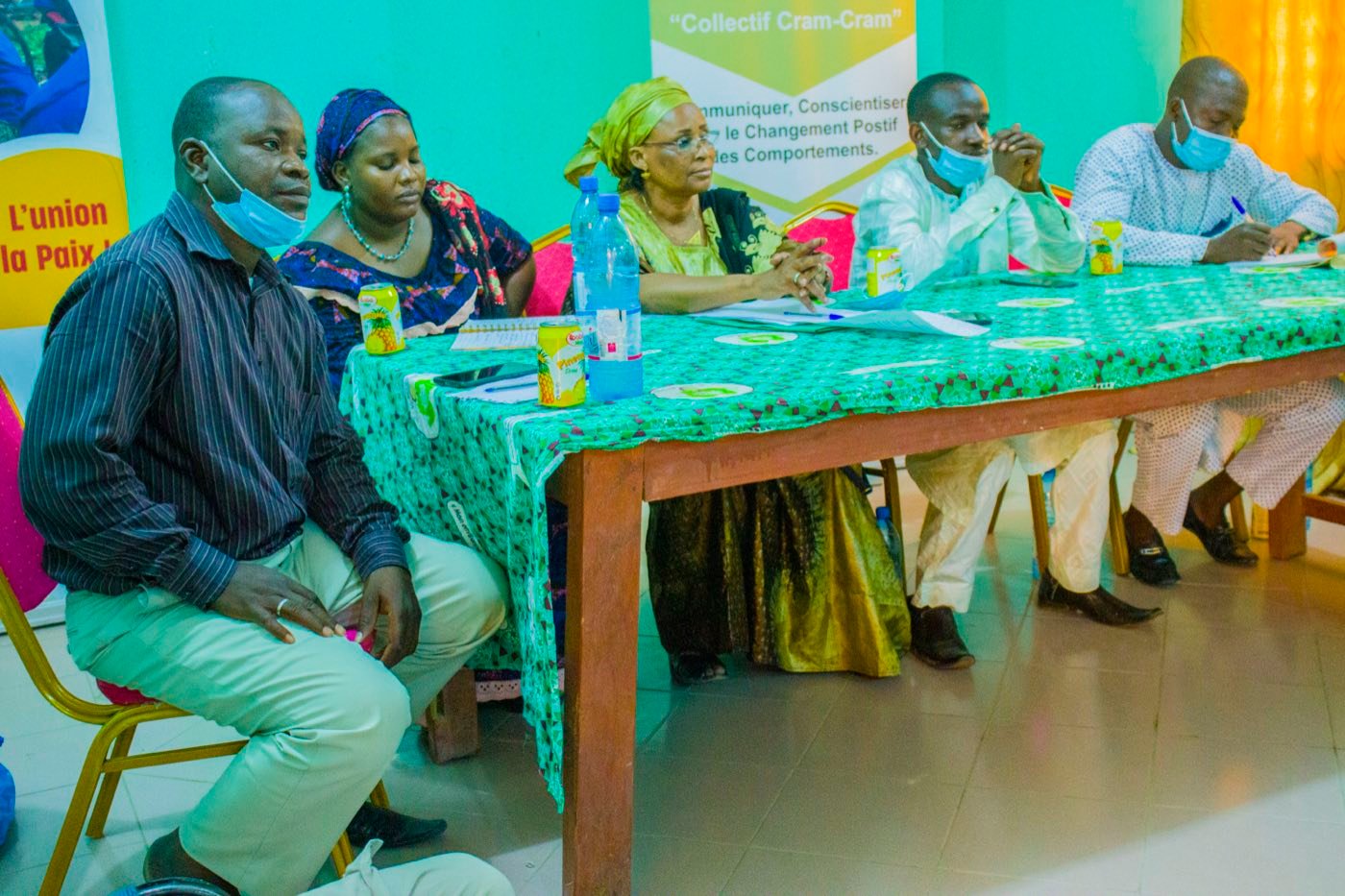 Des intervenants siègent à la table de l’atelier.