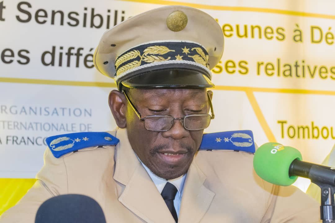 Un représentant des autorités prend la parole au micro.