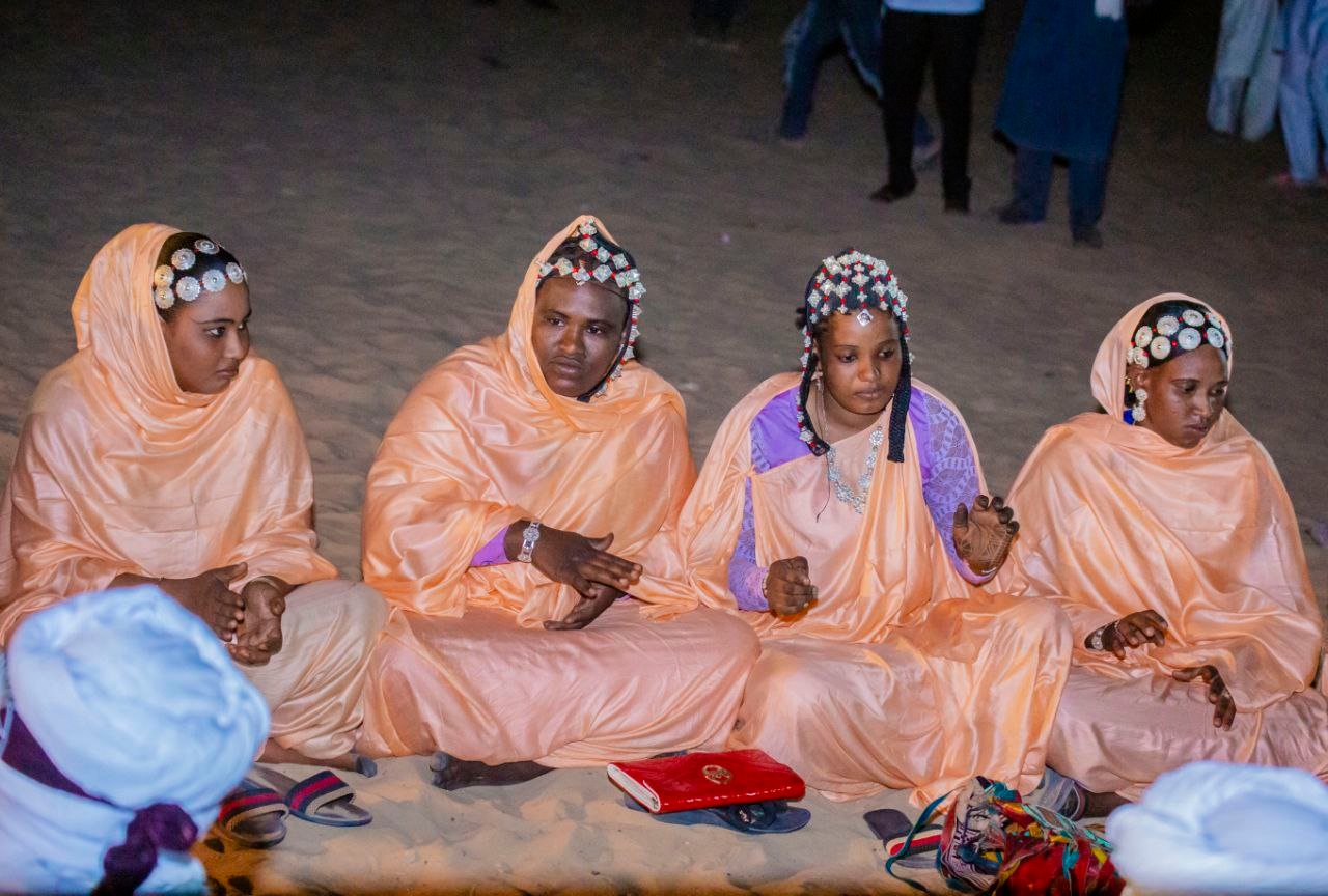 Un groupe de femmes en tenue traditionnelle interprète des chants.